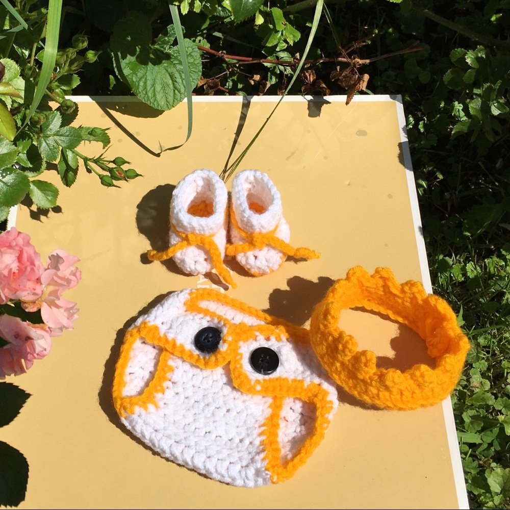 Diaper cover + booties and crown.